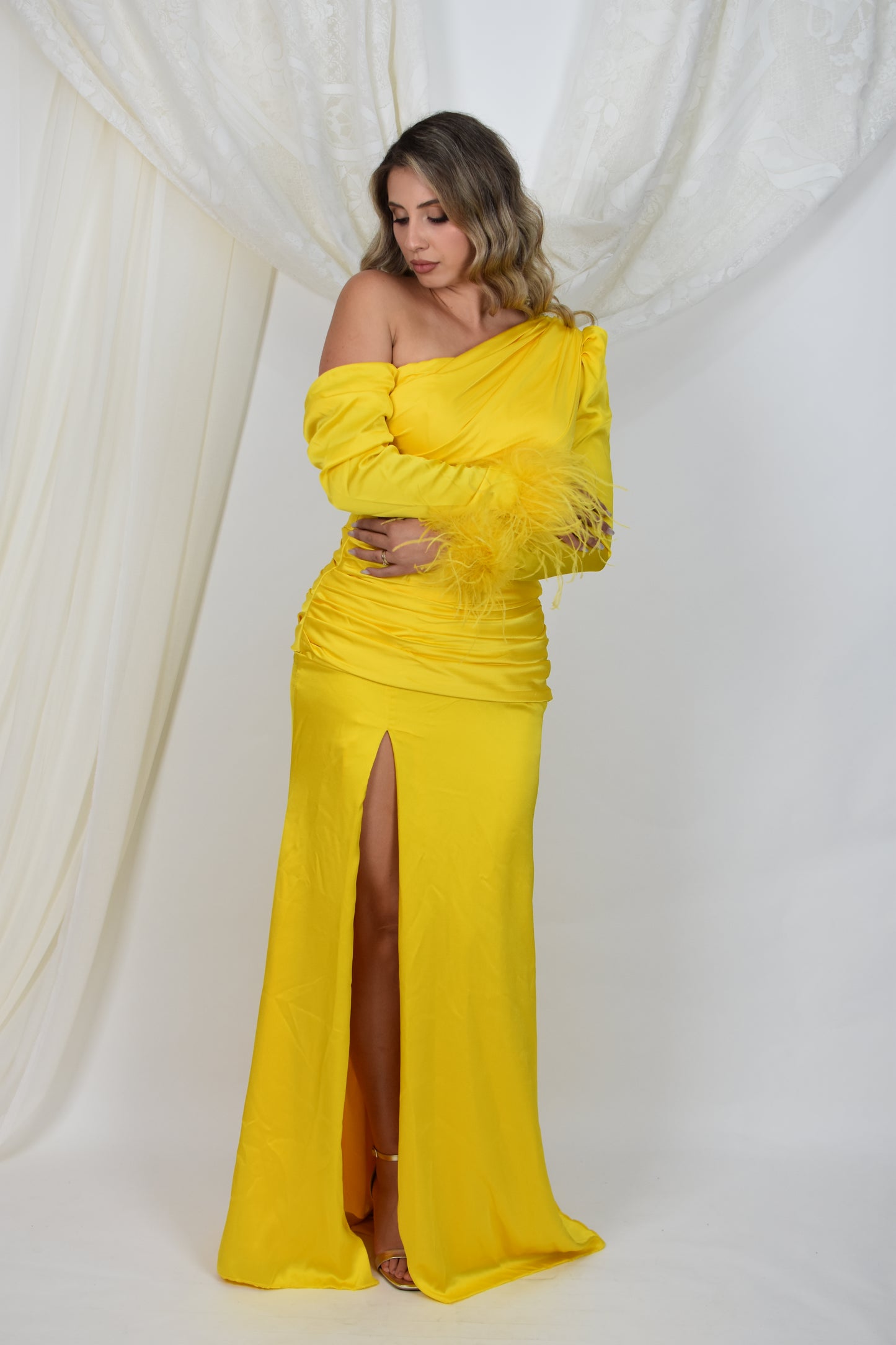 Rochie galbena de seara satinata cu pliuri