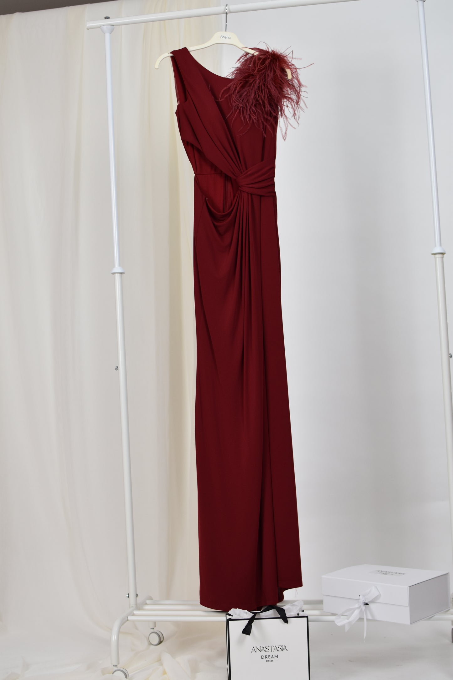 Rochie de seara cu un singur umar cu pene si detalii in talie