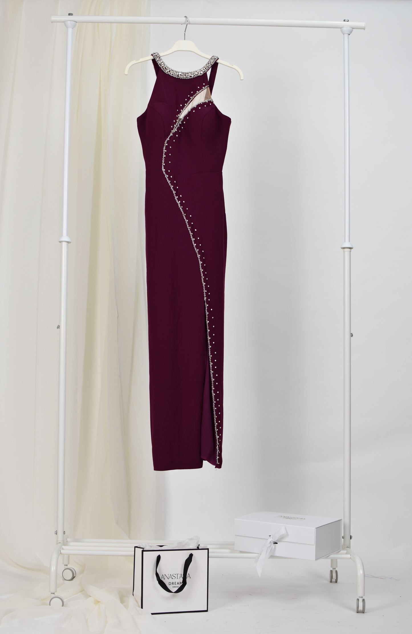 Rochie cu detalii de pietricele si decolteu halter murdum