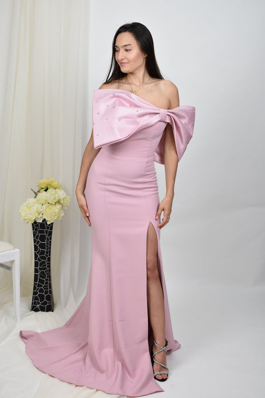 Rochie model sirenă, cu umeri goi si decolteu cu fonta
