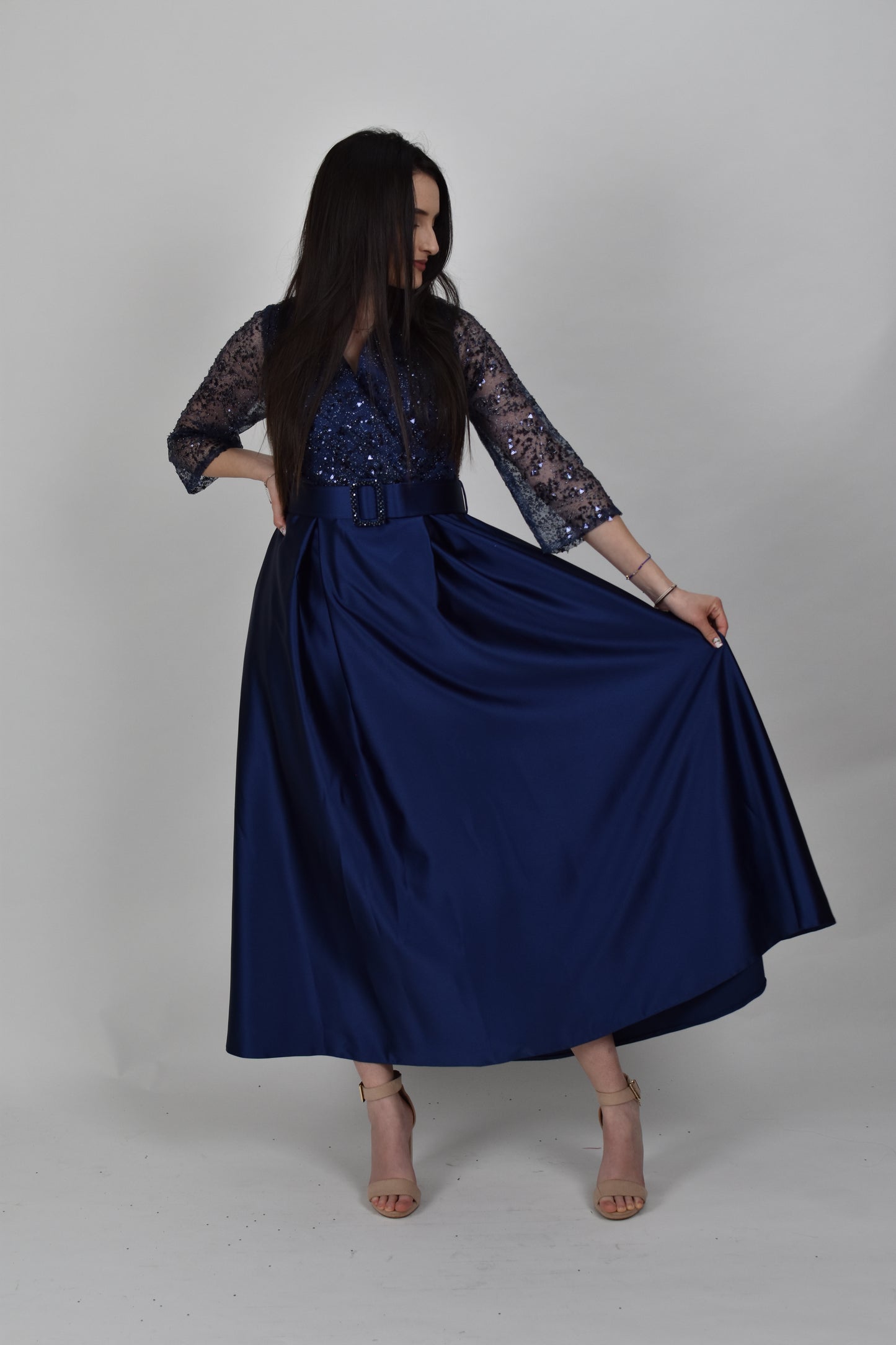 Rochie din satin cu decolteu v brodat