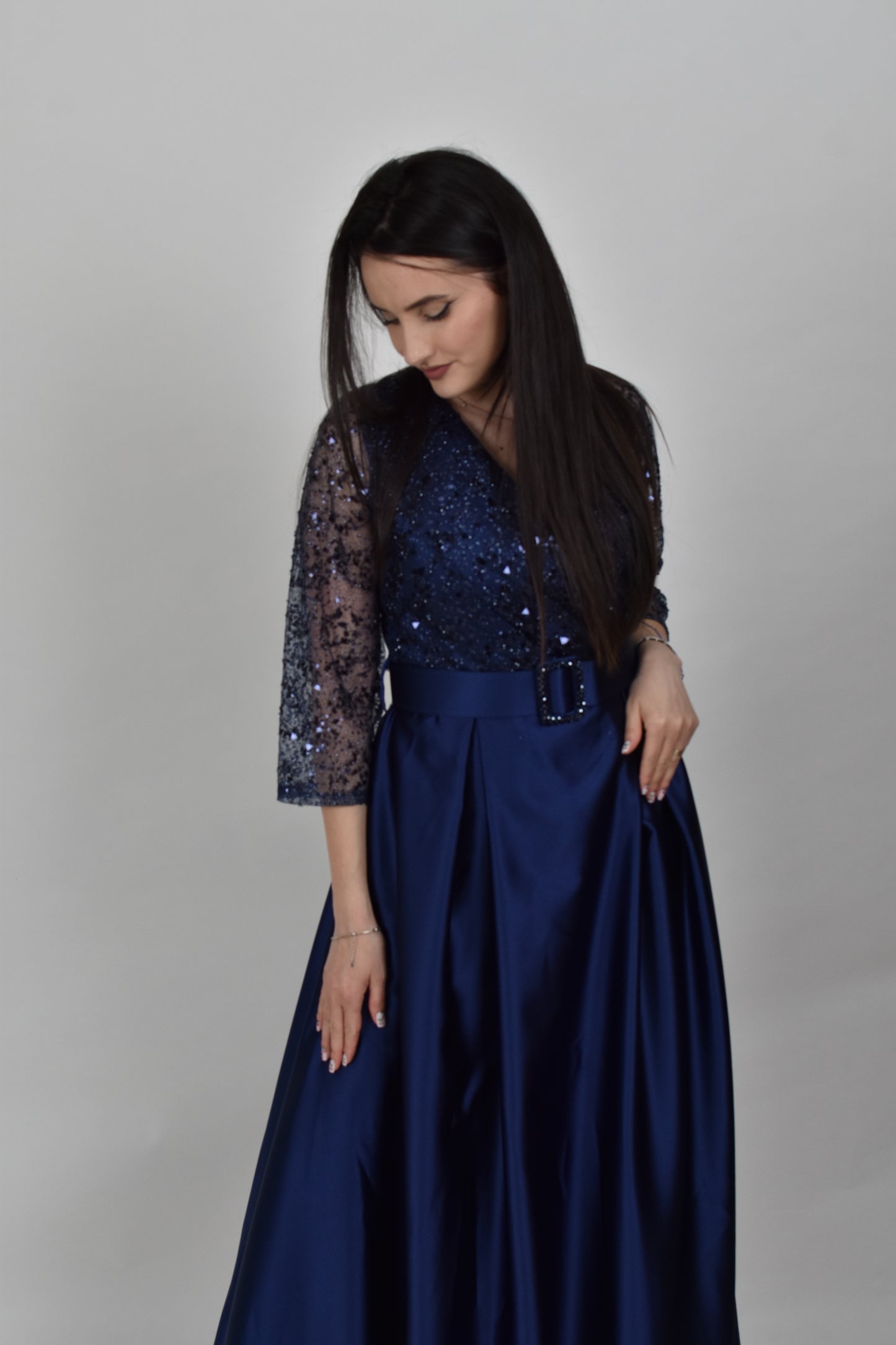 Rochie din satin cu decolteu v brodat