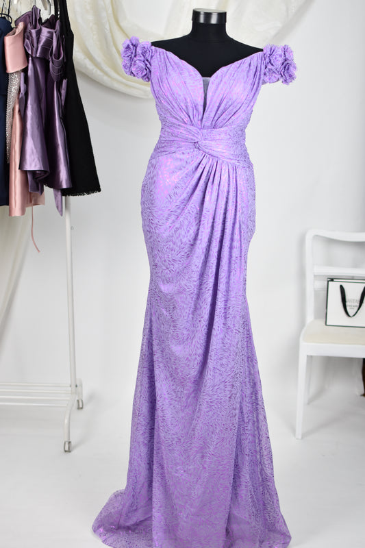 Rochie de seară cu detalii florale pe umăr