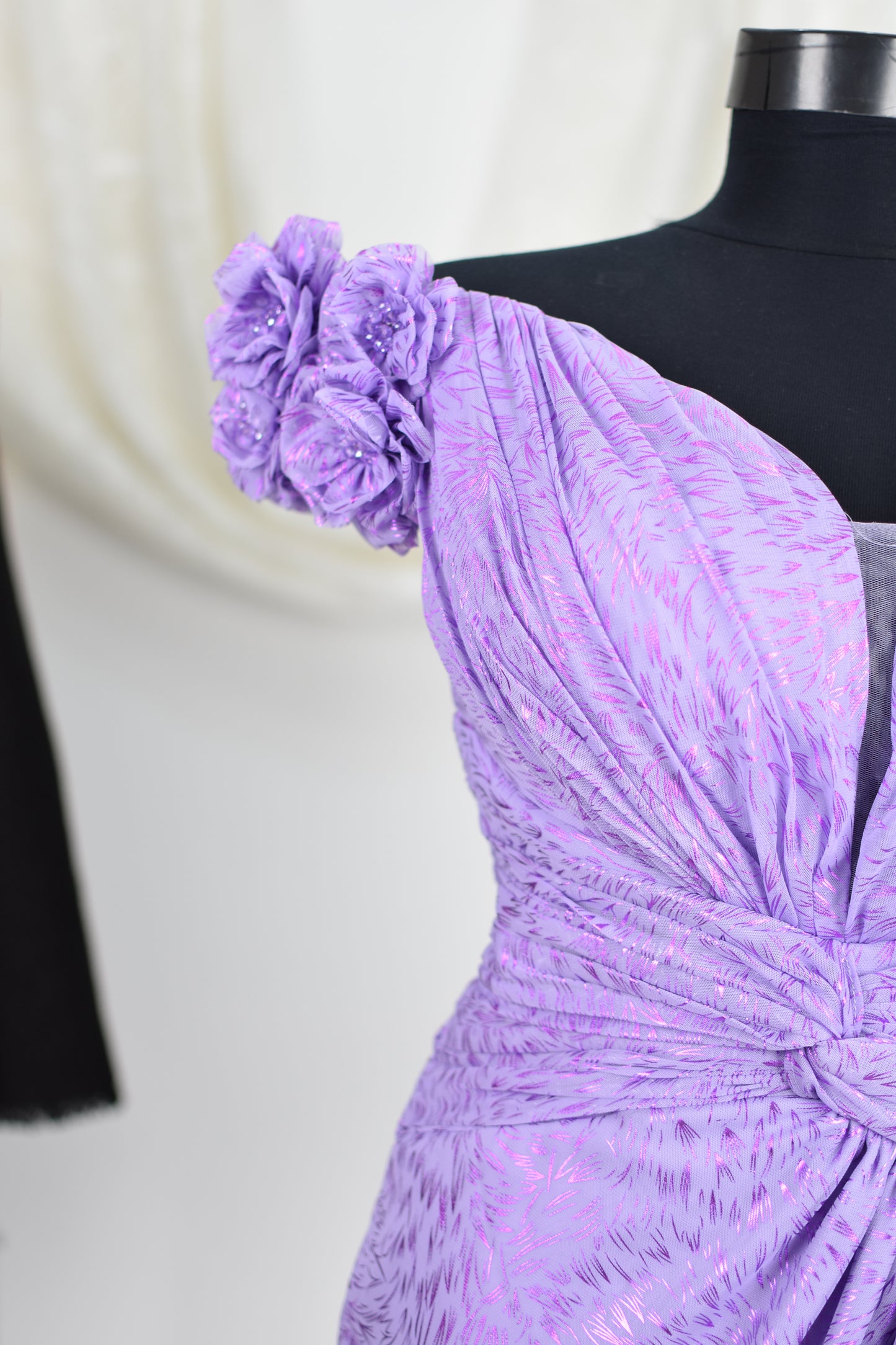Rochie de seară cu detalii florale pe umăr