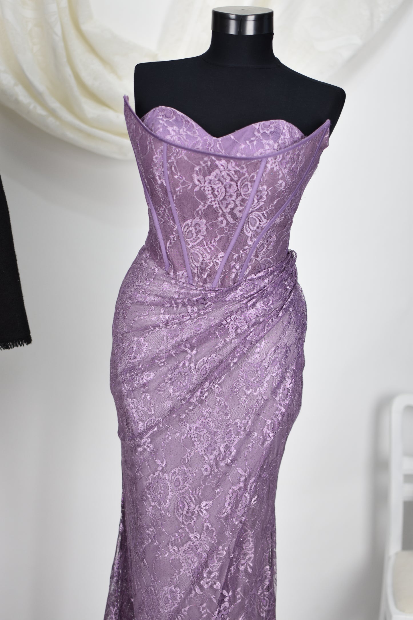 Rochie de seară mov fără bretele din dantelă
