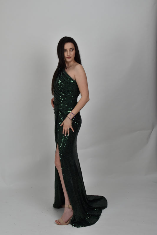 Rochie de seara cu paiete verde smarald pe un umar