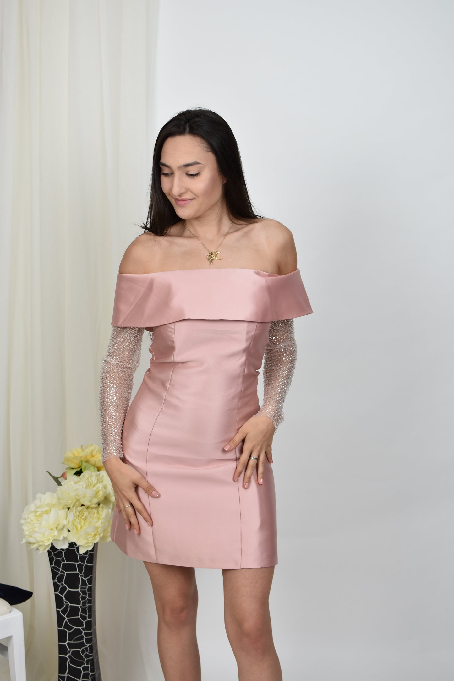 Rochie mini cu umeri goi, maneci cu pietricele, stil clasic, roz