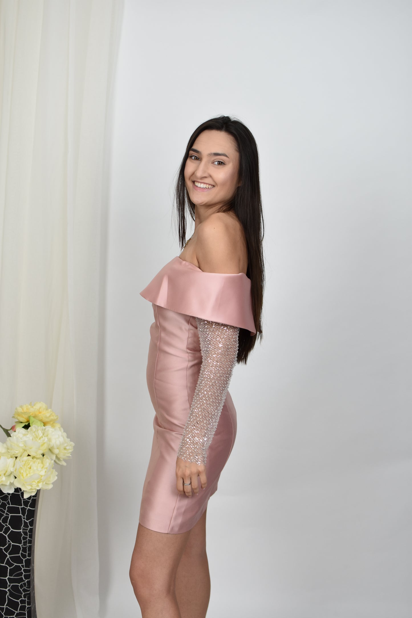 Rochie mini cu umeri goi, maneci cu pietricele, stil clasic, roz