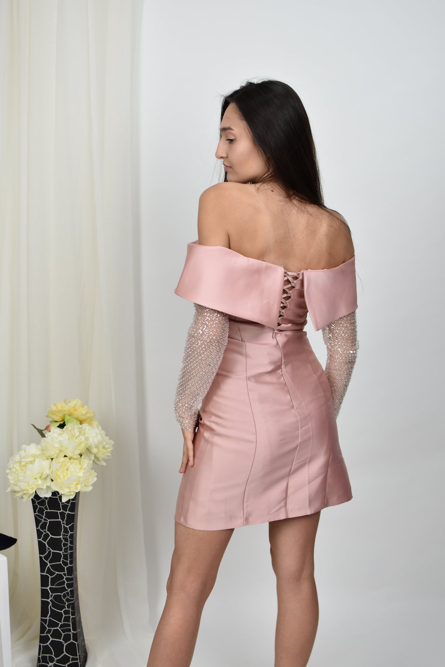 Rochie mini cu umeri goi, maneci cu pietricele, stil clasic, roz