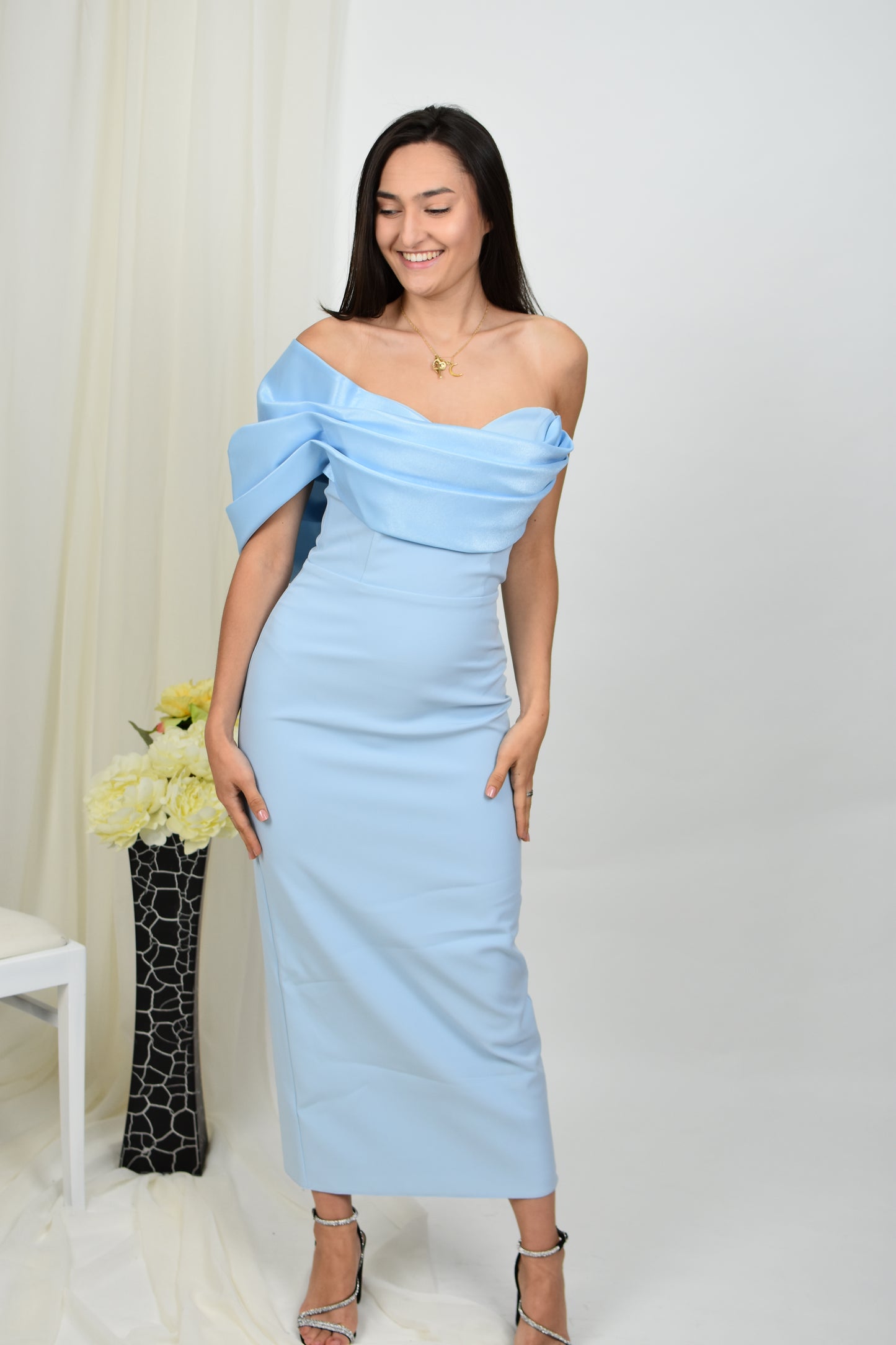 Rochie midi cu un umăr, tip evazată, stil clasic