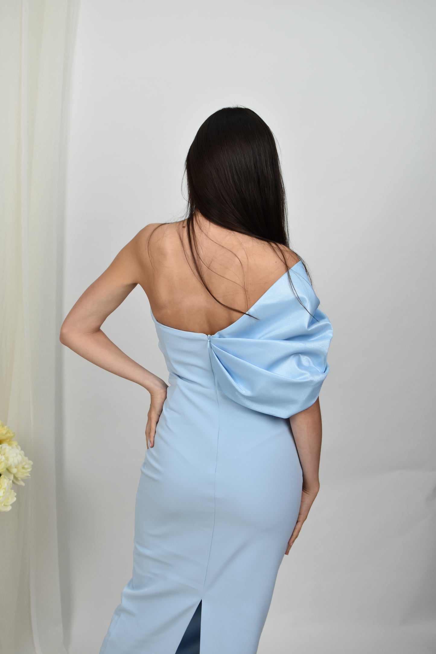 Rochie midi cu un umăr, tip evazată, stil clasic