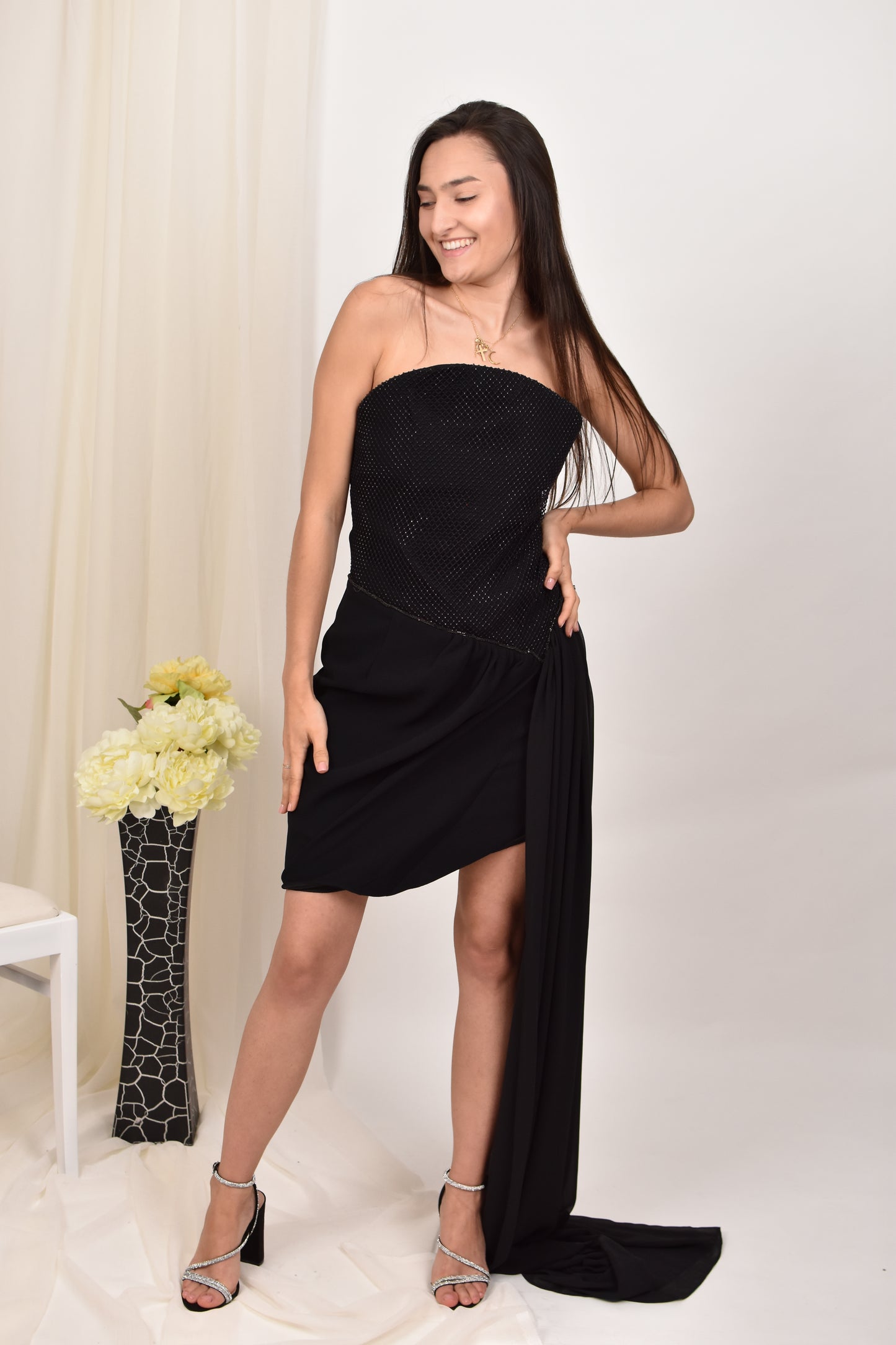 Rochie de cocktail mini fără bretele cu trena laterala