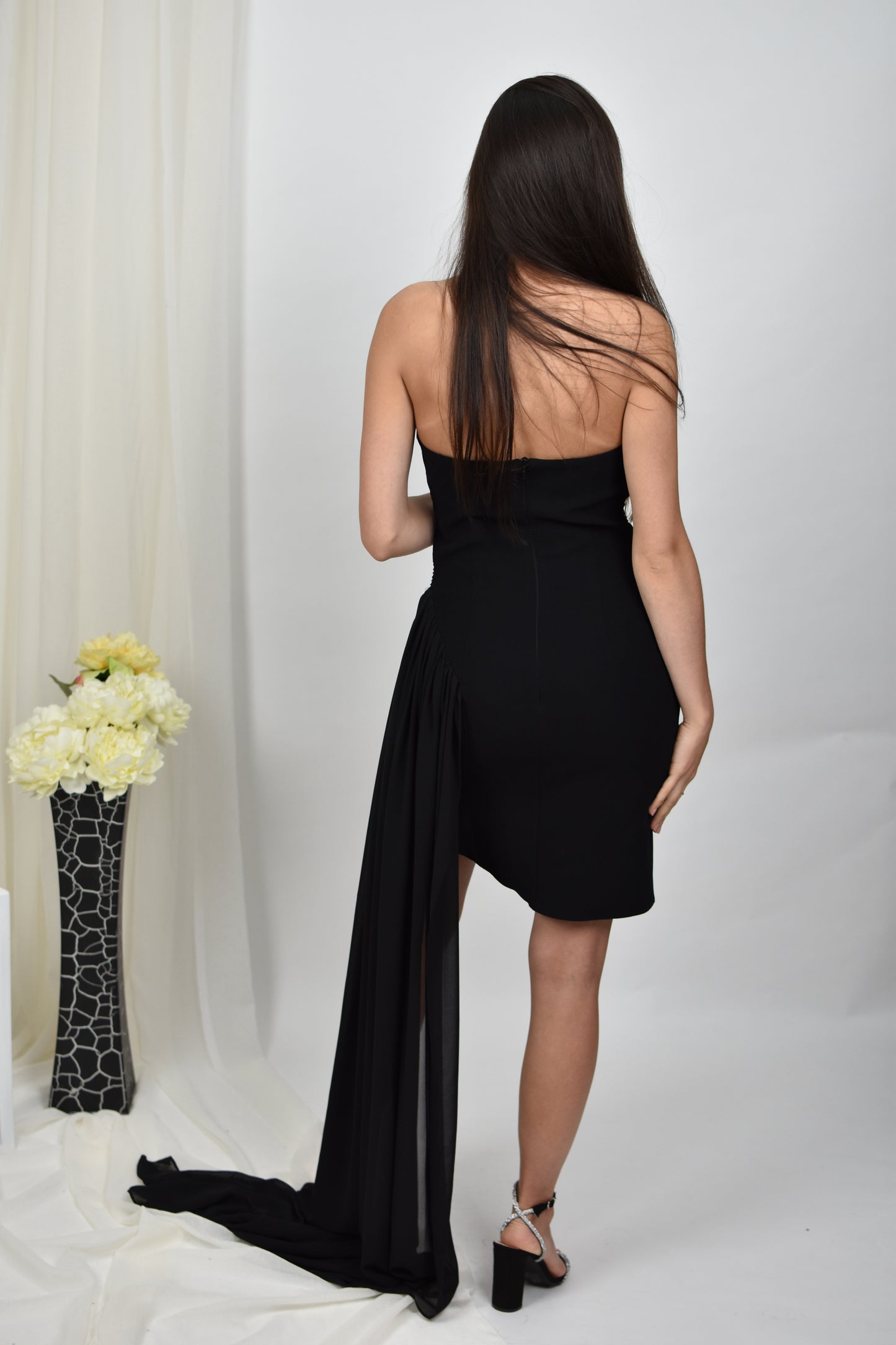 Rochie de cocktail mini fără bretele cu trena laterala